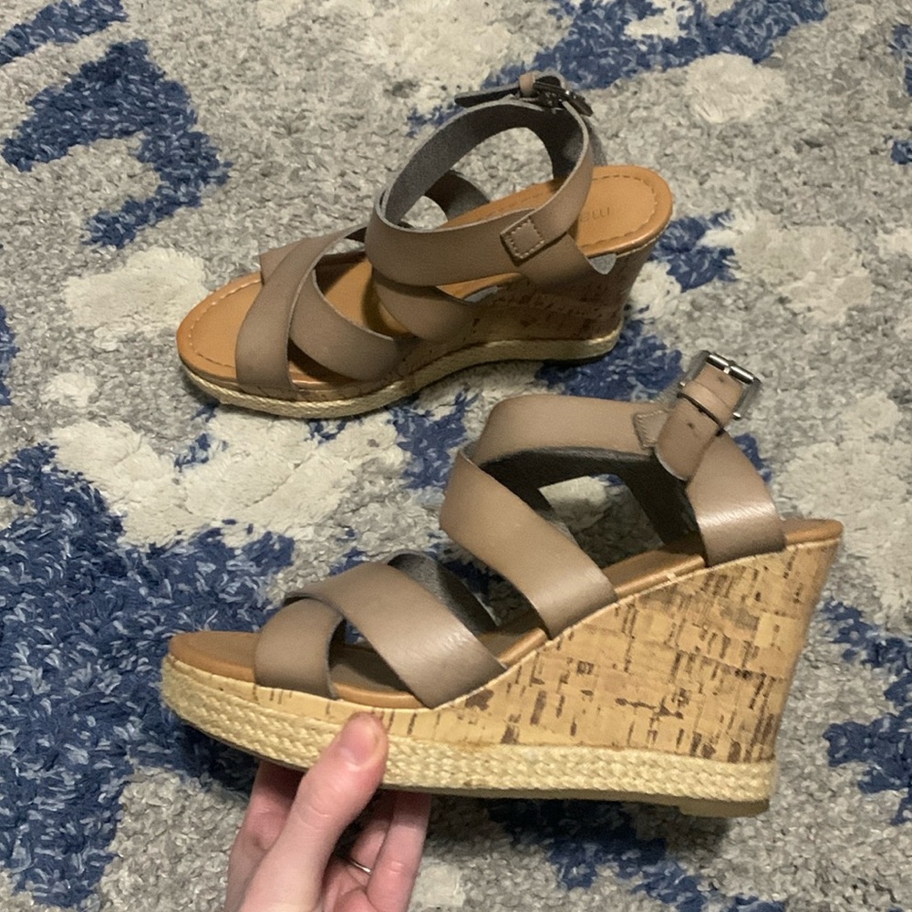 Platform type wedges sandals from Maurices, size 6 great condition rarely worn